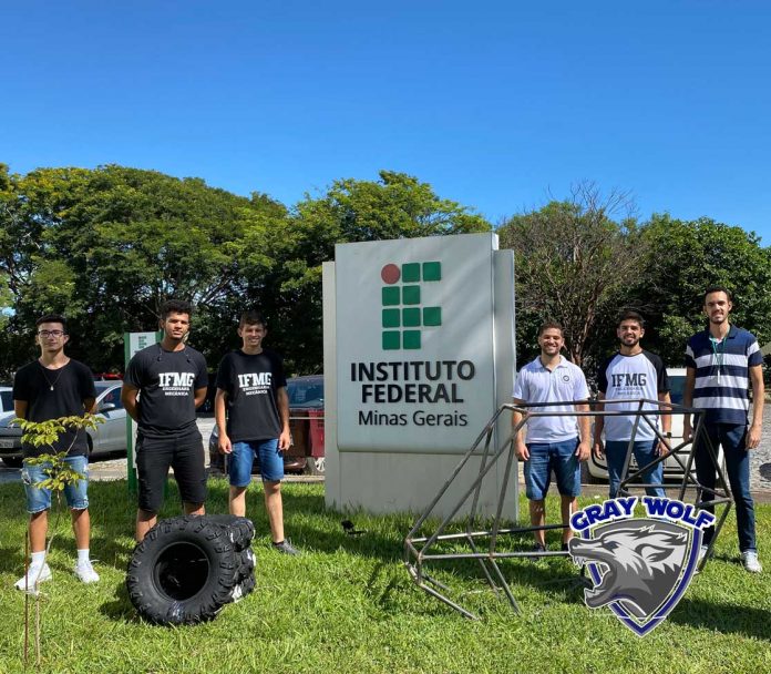 Na imagem, equipe Gray Wolf Baja em frente ao pórtico de entrada do Instituto Federal de Minas Gerais e ao lado do veículo desenvolvido por meio do software SOLIDWORKS.