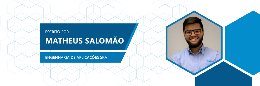 Assinatura no modelo de post blog do colunista Matheus Salomão, que é engenheiro de aplicações da SKA. A foto do colunista está localizada na lateral direita da imagem.