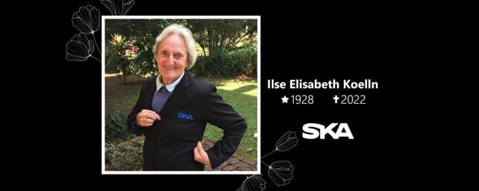 Imagem com Ilse Koelln, com uma blusa com logo da SKA e em um fundo preto.