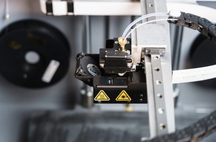 foto de uma impressora 3D Markforged operando com materiais compósitos