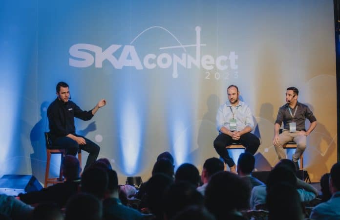 3 especialistas falando sobre redução de tempo de setup de máquinas no palco do ska connect 2023