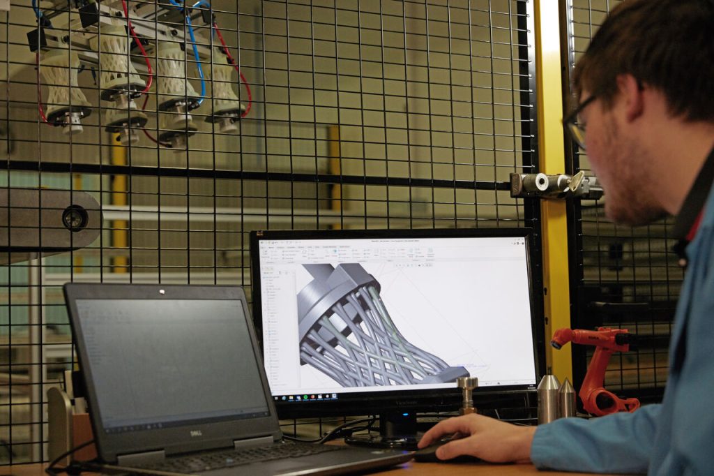 operador desenhando uma peça em 3D em um software CAD de manufatura aditiva.