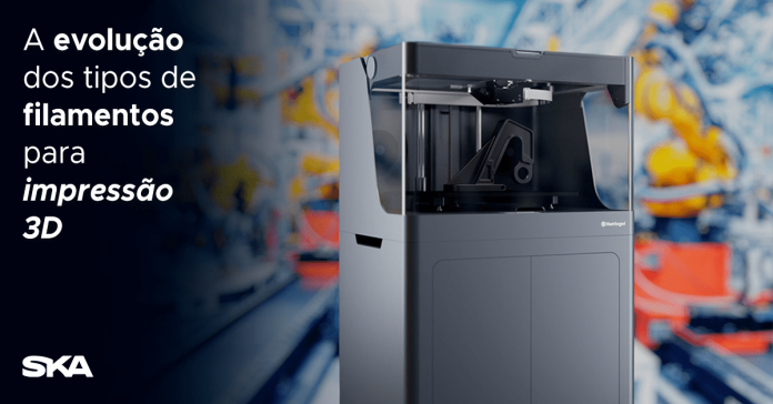 Impressora 3D Markforged com o título do texto "A evolução dos tipos de filamentos para impressão 3D".