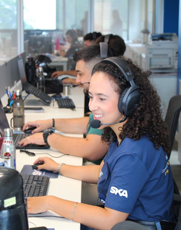 Equipe de suporte técnico SKA atendendo clientes