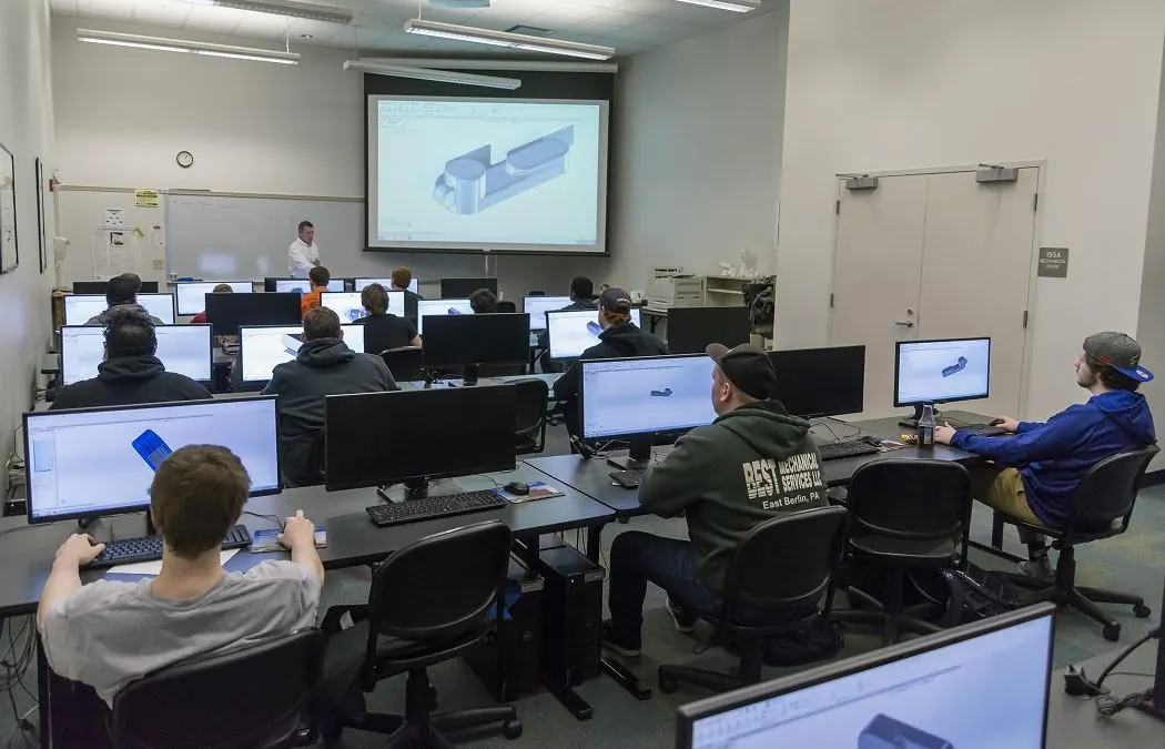 Turma em sala de treinamento acompanhando aula de modelagem 3D