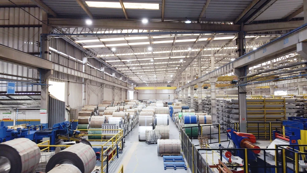 Operadores industriais utilizando sistema MES para monitoramento da produção na fábrica