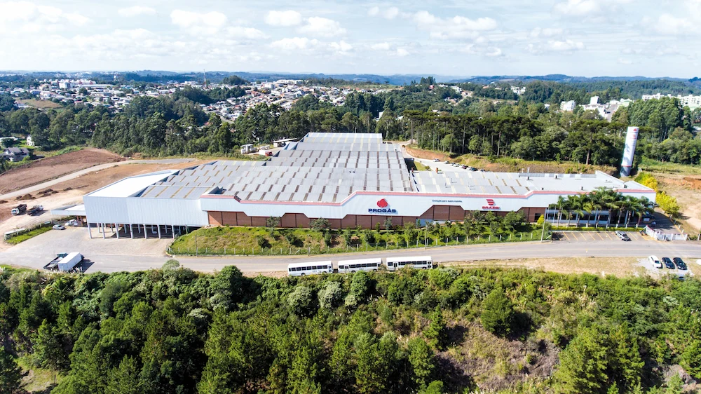 Interface do sistema MES exibindo dados de produção e indicadores de desempenho industrial