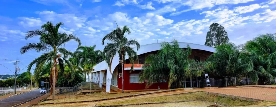 Interface do sistema MES exibindo dados de produção e indicadores de desempenho industrial