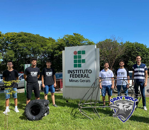 Foto de estudantes do Instituto Federal de Minas Gerais fazendo alusão às licenças SOLIDWORKS