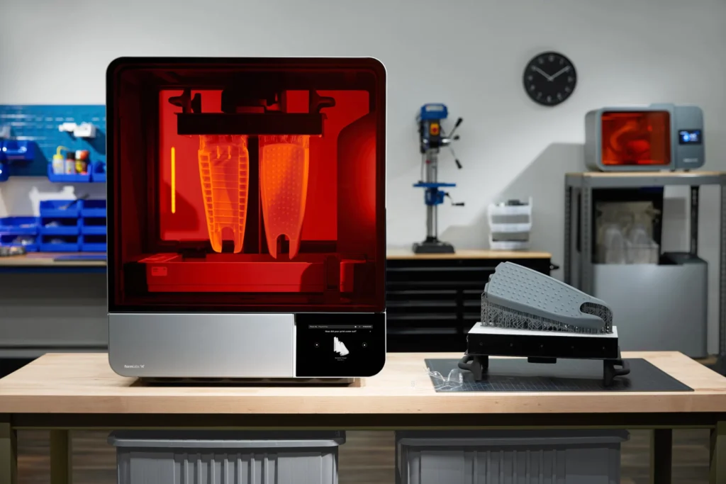 Foto da impressora 3D industrial Form 4L, da Formlabs - fornecedora e parceira da SKA