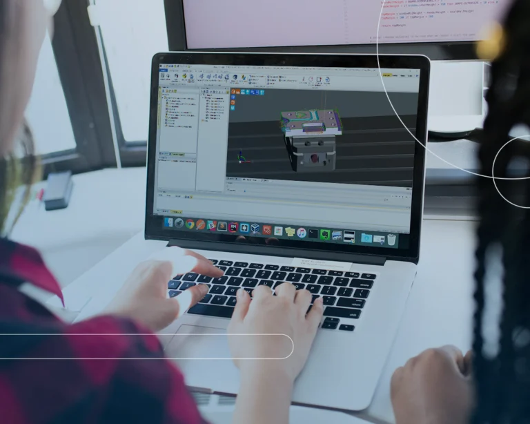 mulher jovem utilizando a licença edgecam estudante no notebook