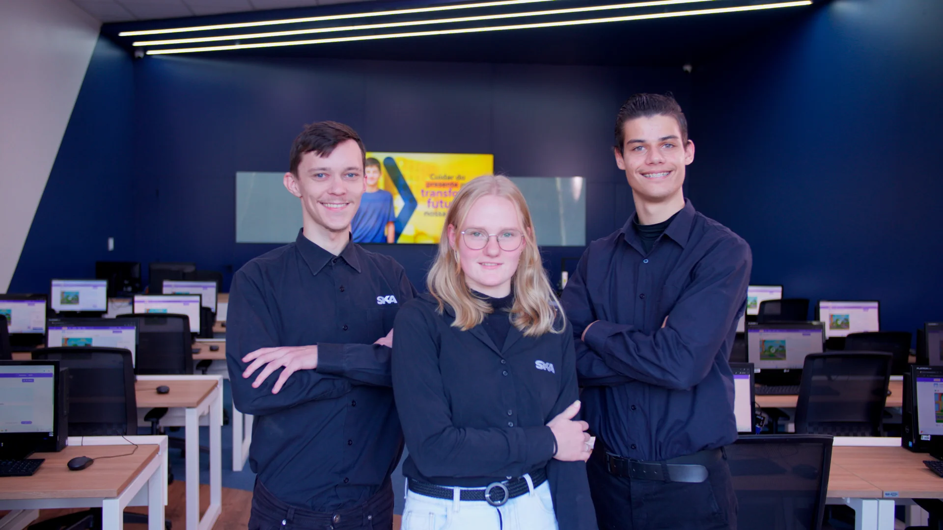 Dois estudantes meninos e uma menina que participaram do SKA Tech Hub