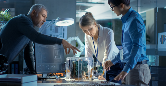 Imagem alusiva com pessoas conversando sobre colaboração em tempo real em projetos eletrônicos