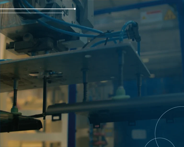 imagem do processo de injeção plástica em uma fábrica