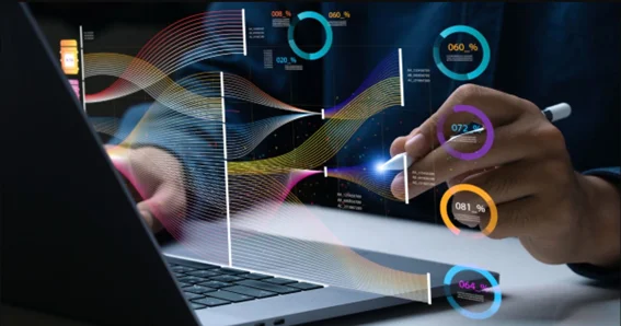 Imagem de uma pessoa mexendo em um notebook