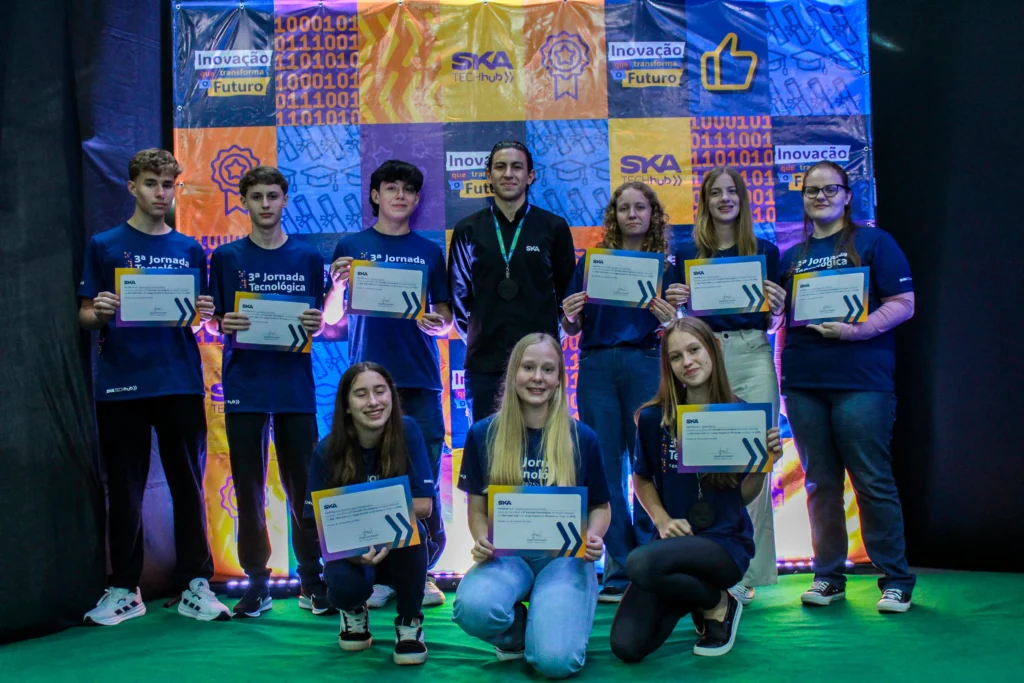 Foto dos alunos na formatura do SKA Tech Hub 2025