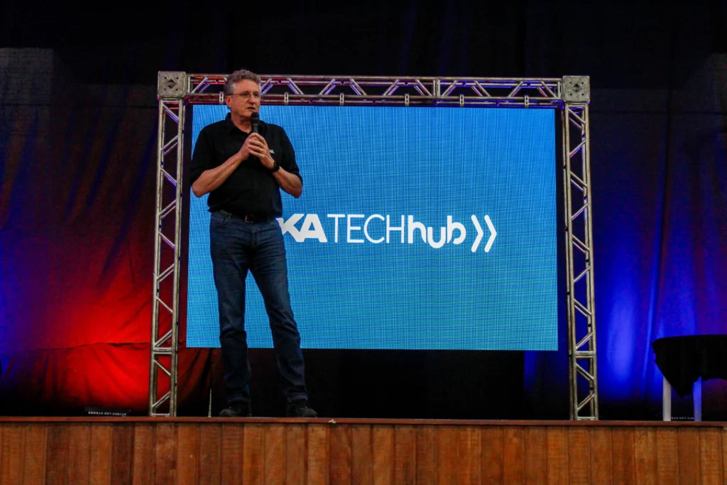 Foto Siegfried Koelln, CEO da SKA, no palco da formatura do SKA Tech Hub 2025