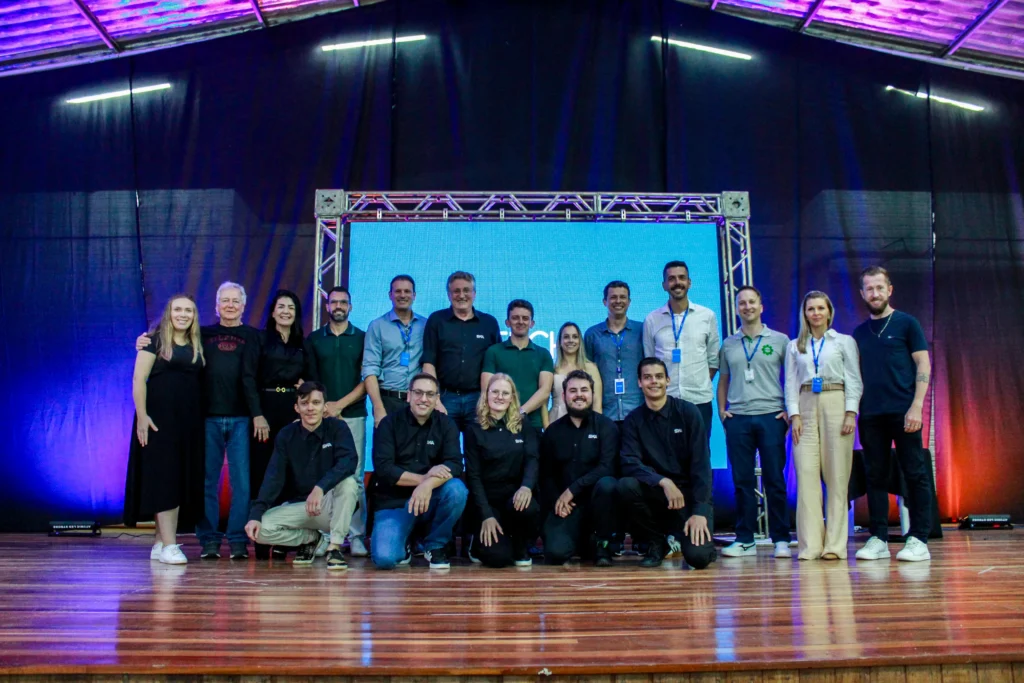 Foto dos responsáveis e representantes da formatura do SKA Tech Hub 2025