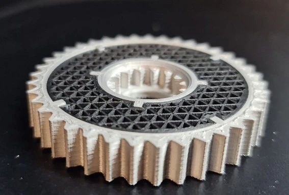 Imagem de uma peça feita com o interior em Onyx para resistência mecânica e o externo em aço inox 17-4PH para garantir a resistência ao desgaste