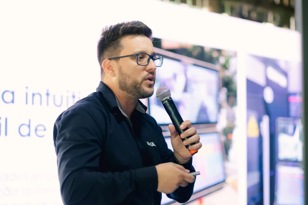Foto do gerente comercial, Samuel Robaski no palco do Encontro de WORKNC 2025