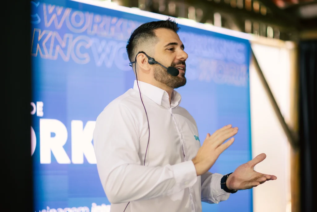 Foto do gerente comercial da SKA, Maicon Boettcher, no palco do Encontro de WORKNC 2025