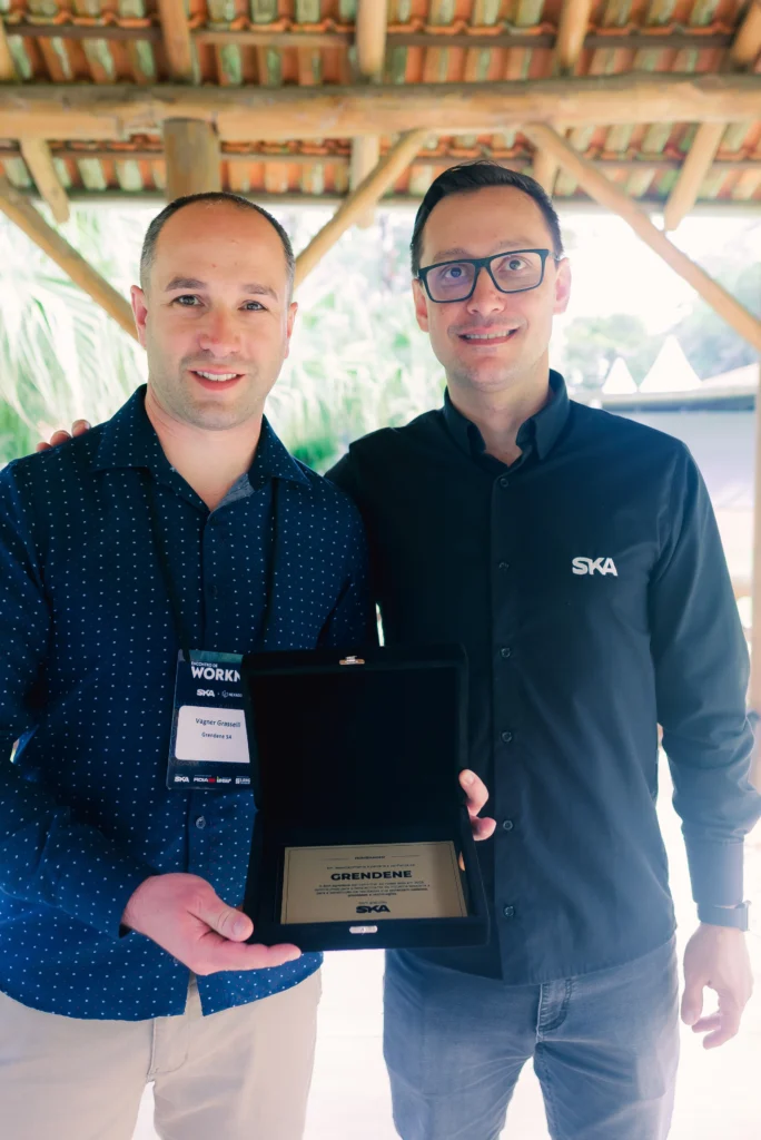 Foto do Head Mould/DIE – HEXAGON na SKA, Roberto Cardoso, e ao lado do supervisor CAD/CAM na Grendene, Vagner Grasseli