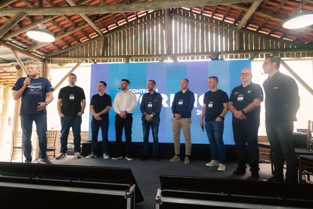 Foto do Encontro de WORKNC 2025 com responsáveis e parceiros do evento no palco principal