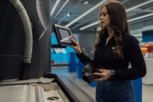 Foto da gerente comercial de manufatura aditiva da SKA, Franciele Pume