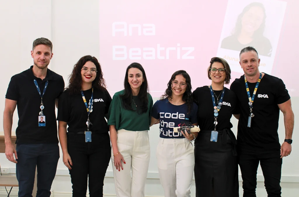 Foto da banca avaliadora ao lado da aluna destaque, Ana Beatriz Arteiro Barreiro no encerramento do Code the Future da SKA 2025