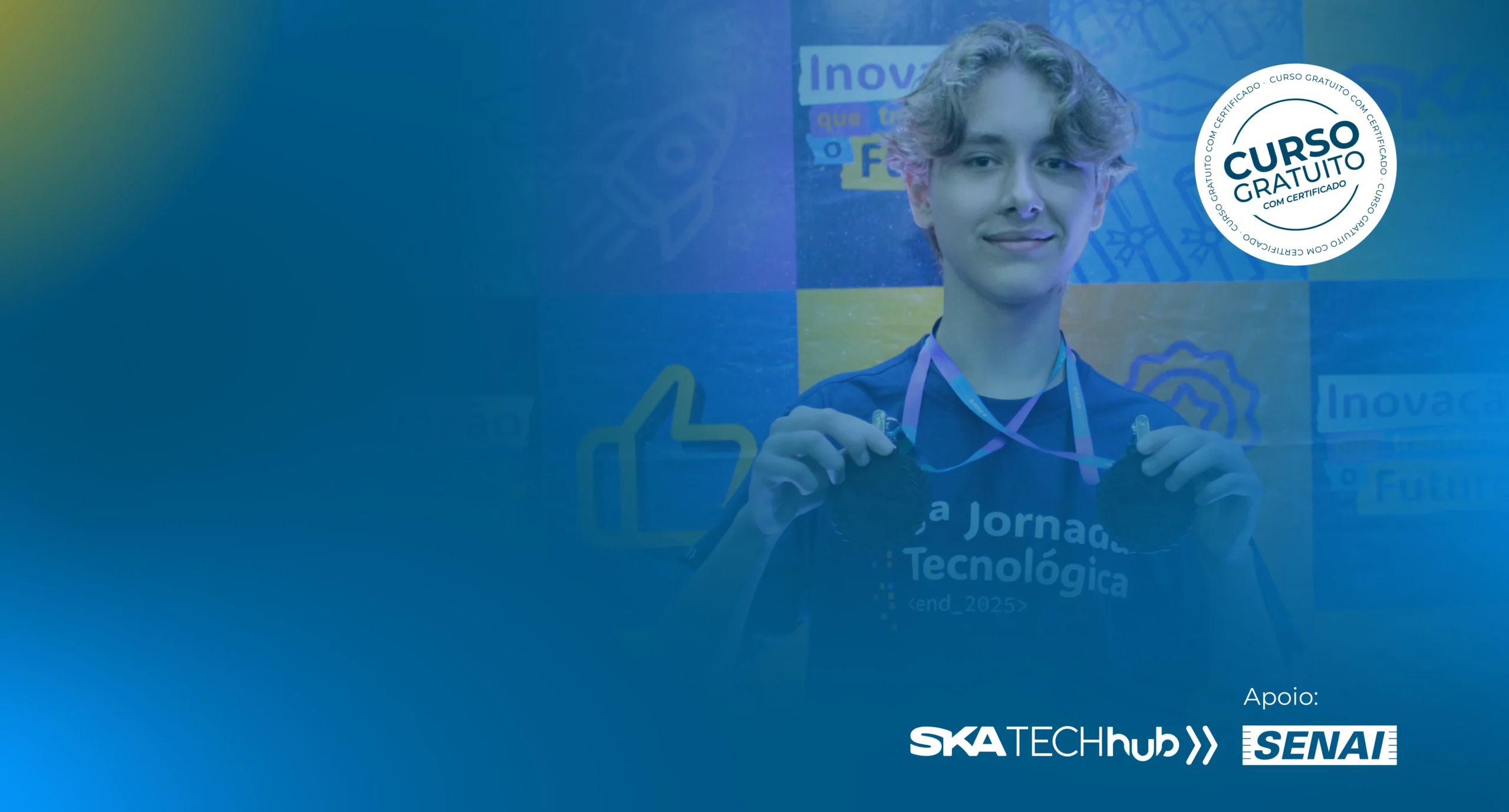 Foto de aluno com medalha, divulgando o Curso Técnico em Desenvolvimento de Sistemas da SKA