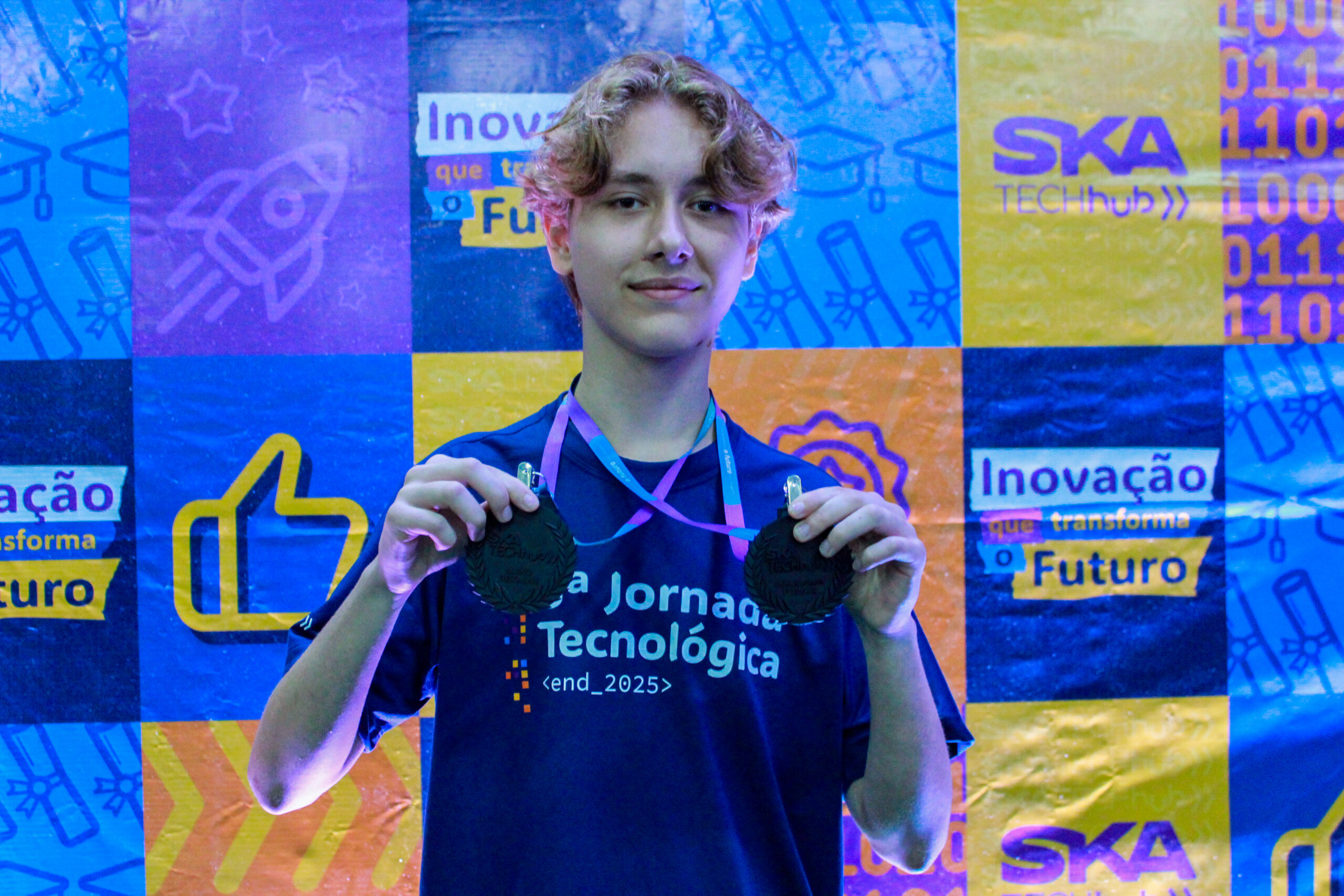 Aluno com medalha de primeiro lugar no curso Jornada Tecnológica do SKA Tech Hub