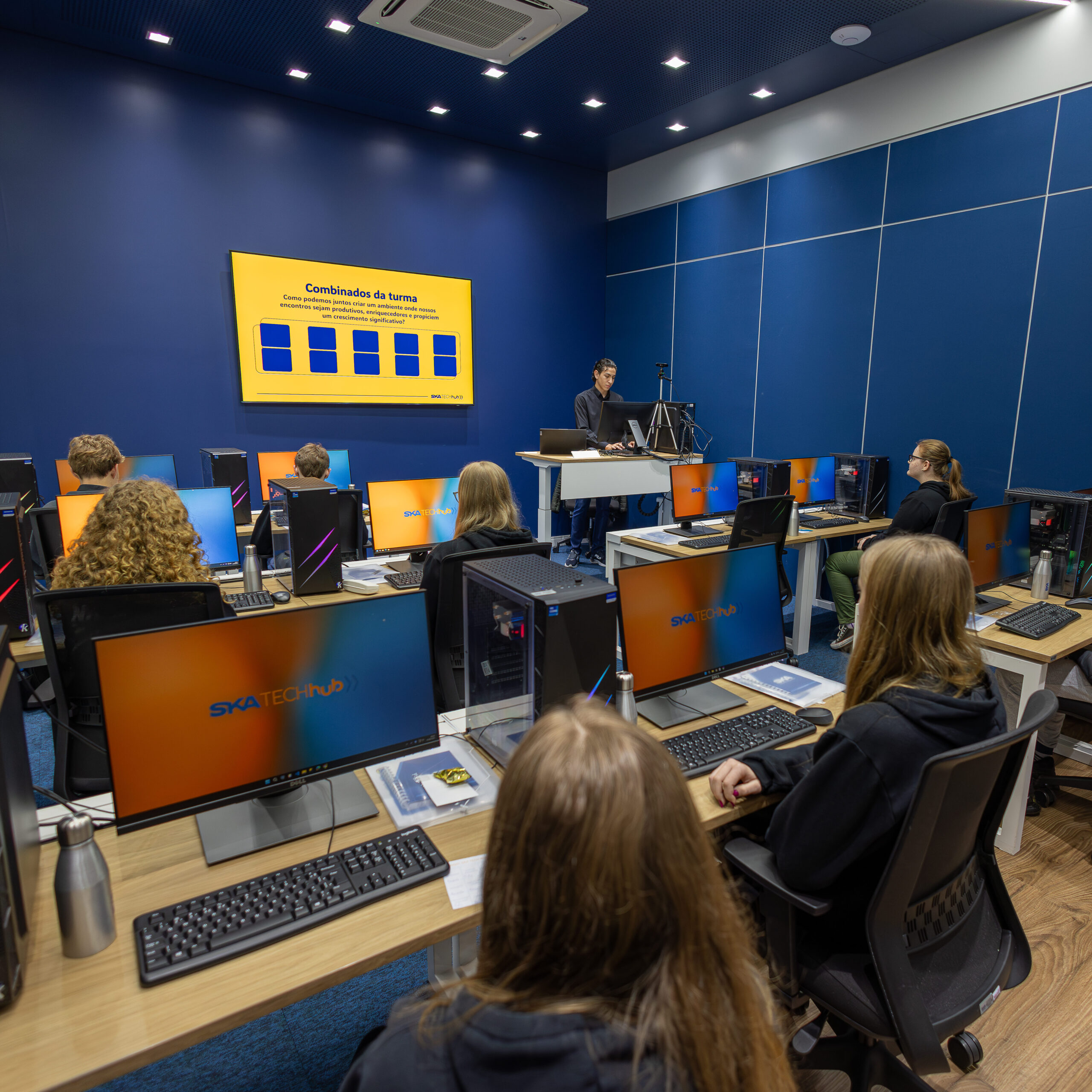 Turma da Jornada Tecnológica do SKA Tech Hub tendo aula na sua sala.