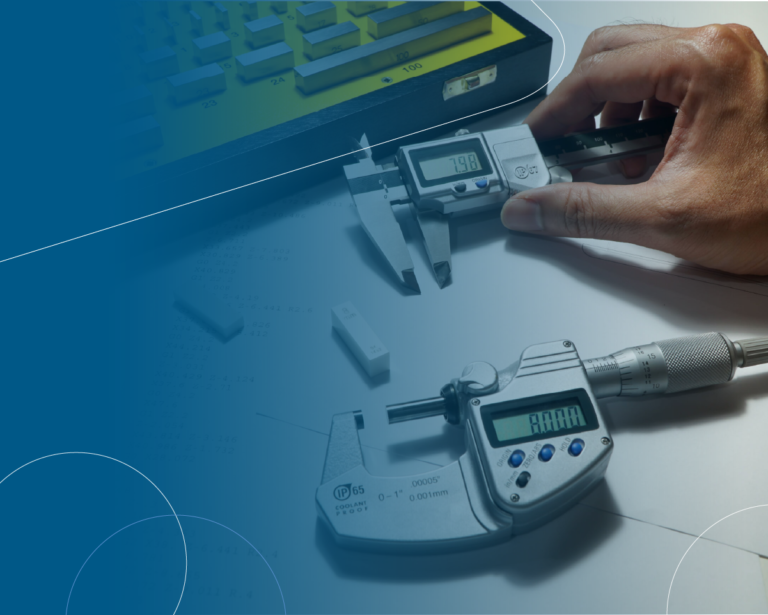 mão de engenheiro medindo tamanho das peças plásticas desenvolvidas do SOLIDWORKS Plastics