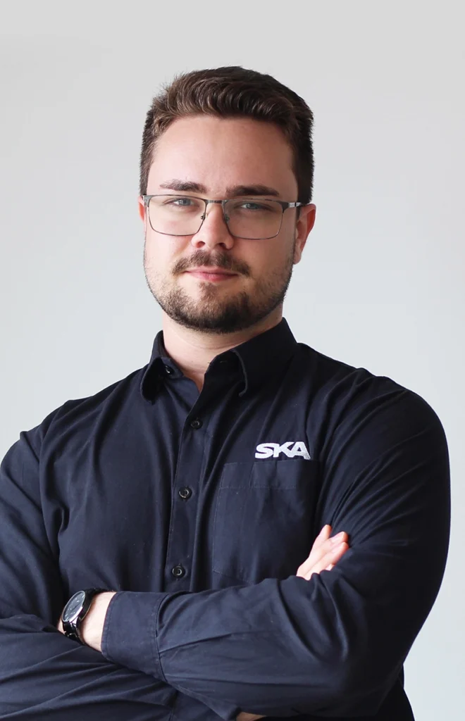 Foto do técnico em Manufatura Aditiva na SKA, Carlos Henrique Schmidt dos Santos