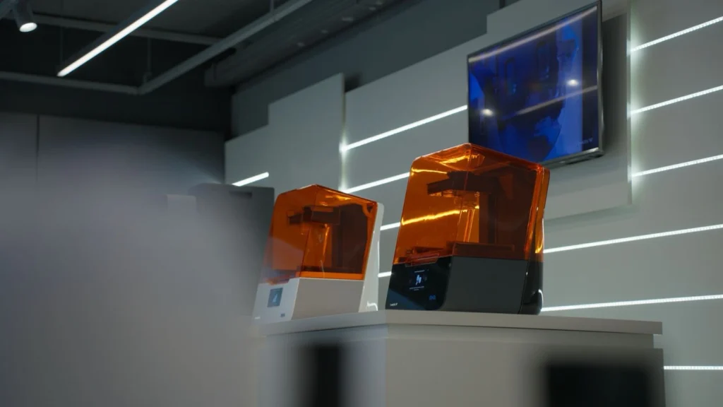 Foto de duas impressoras 3D industriais da Formlabs