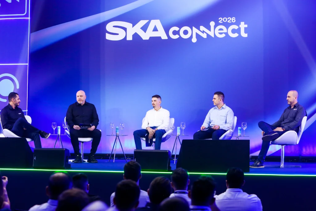 Foto com Siegfried Koelln, CEO da SKA, e Arthur Igreja, palestrante convidado do SKA Connect