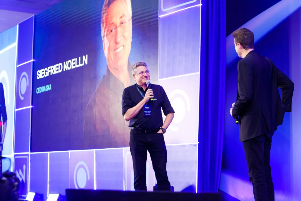 Foto com Siegfried Koelln, CEO da SKA, e Arthur Igreja, palestrante convidado do SKA Connect