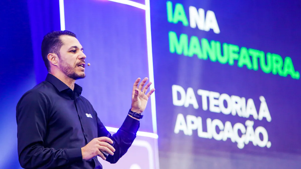 Palco do SKA Connect 2026 com Adriano Tavares
