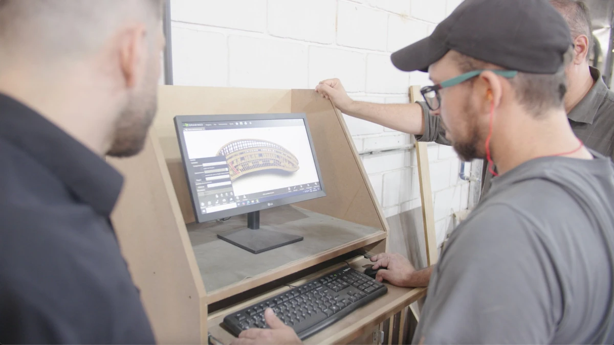 Profissional operando licença software CAM HEXAGON