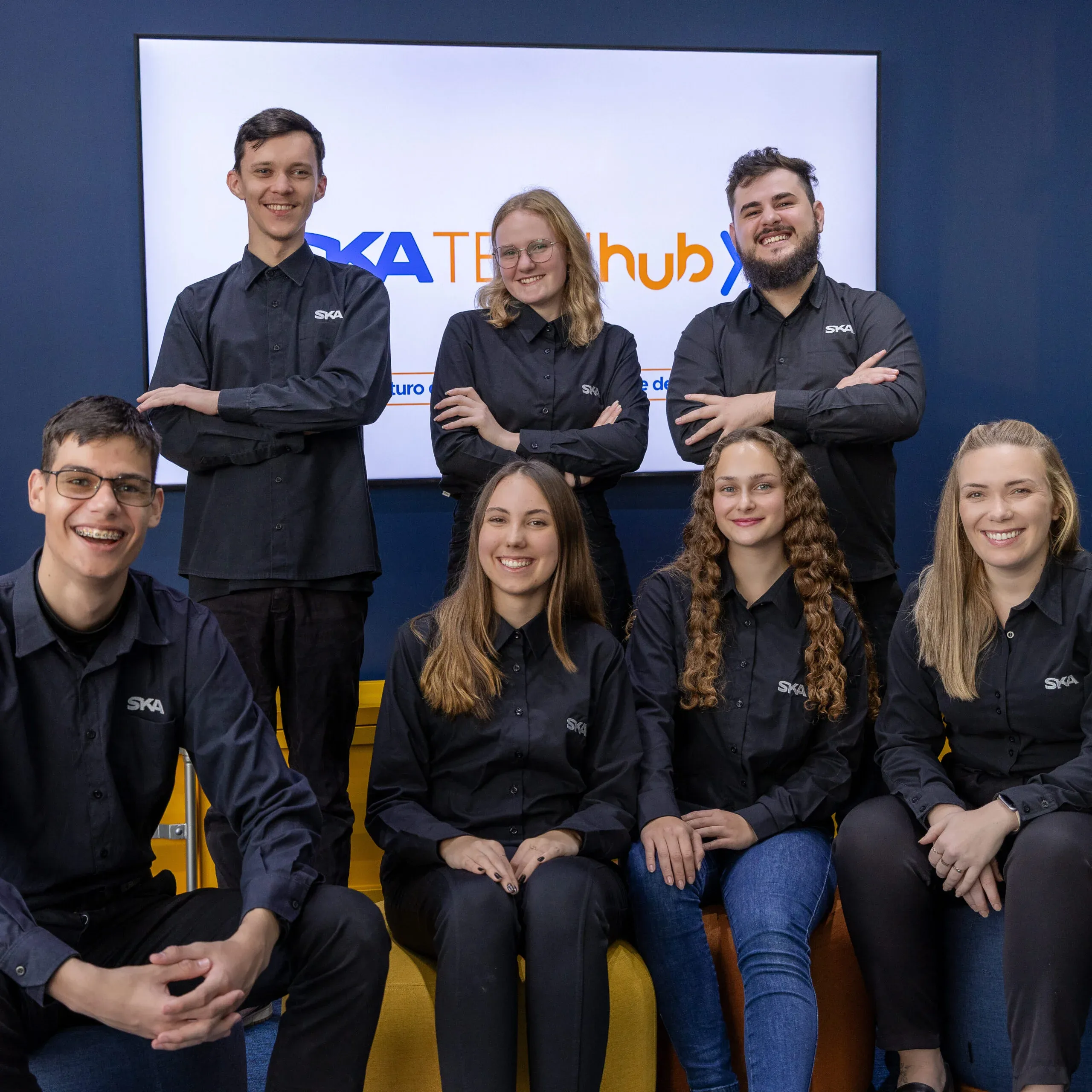 Monitores e funcionários do SKA Tech Hub em foto posada