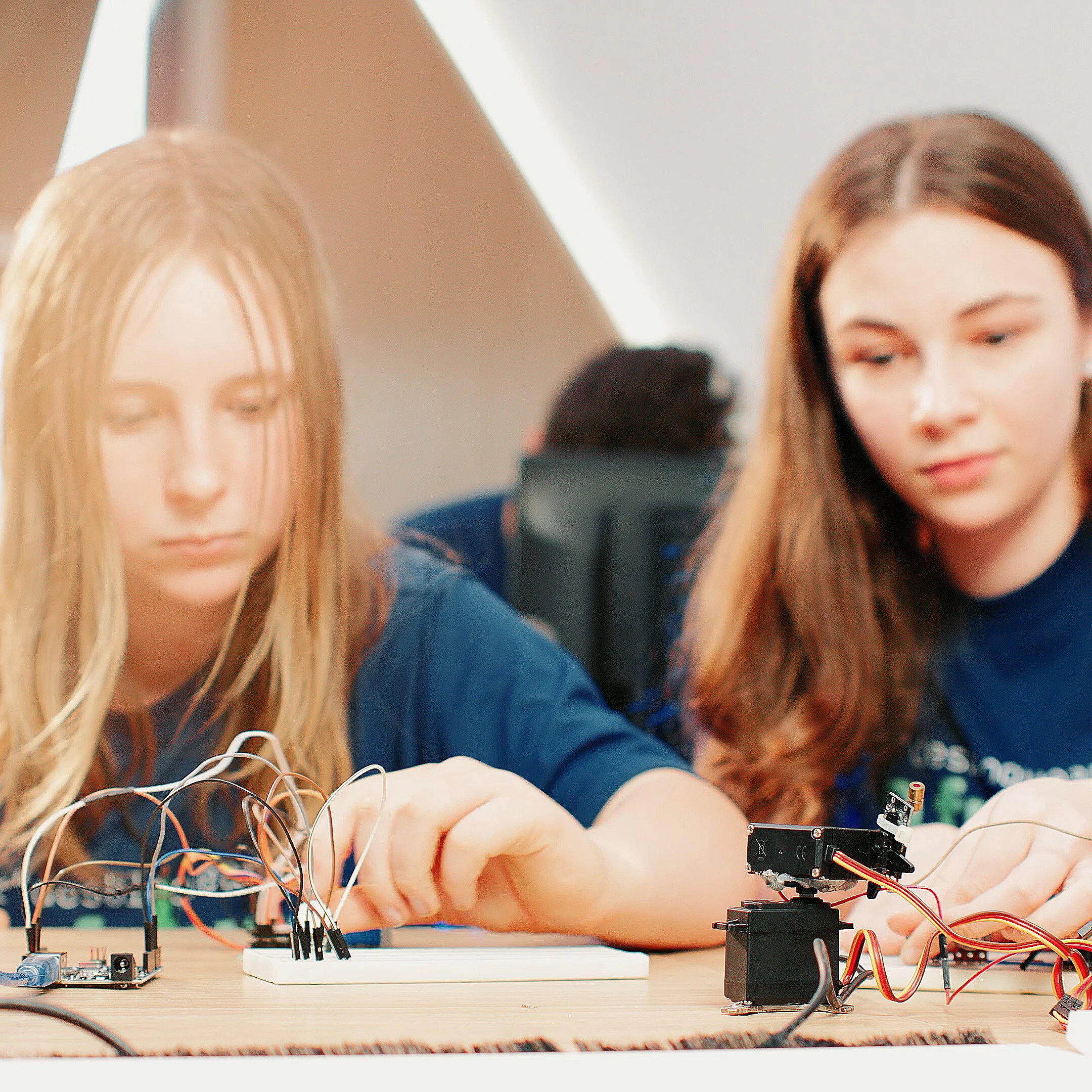 Meninas concentradas no SKA Tech Hub